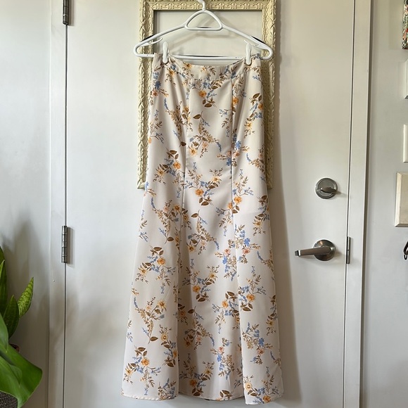 FOREVER 21 | Floral Print Skirt in Cream and Blue - Picture 3 of 14